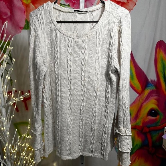 Doe & Rae Sweaters - W47. Doe and Rae - White cable knit sweater with a cozy feel